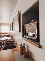 een eetkamer met een broodrooster aan de muur bij Hotel Restaurant Ratsstube in Calw