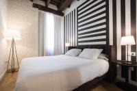 A bed or beds in a room at Valencia Luxury - Boutique Redonda