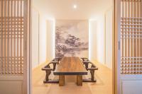 una sala da pranzo con tavolo e sedie di Yeonhwamoon Hotel Byeonsan a Buan