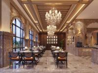 Un comedor con mesas y sillas y una lámpara de araña. en Wyndham Grand Udaipur Fateh Sagar Lake, en Udaipur