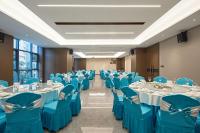 景洪にある西双版纳熙源国际酒店の青いテーブルと椅子のある会議室