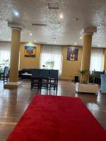 Habitación grande con alfombra roja en el suelo en Kenenisa Evertt Hotel, en Addis Ababa