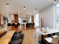 comedor y sala de estar con mesas y sillas blancas en B&amp;B HOTEL Frankfurt-Oder, en Frankfurt de Oder