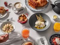 سوفيتل نيويورك في نيويورك: طاولة مع أطباق من طعام ومشروبات الإفطار