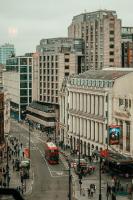 Una calle concurrida de la ciudad con un autobús rojo de dos pisos en St Giles London – A St Giles Hotel, en Londres