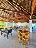 Cupe Beach Living Resort By Flatbpaiva في بورتو دي غالينهاس: مطعم بطاولات وكراسي وسطح