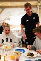 蒂涅Chalet Hotel L’Ecrin的一男一女坐在桌边吃饭