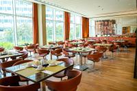 Restavracija oz. druge možnosti za prehrano v nastanitvi Yas Plaza Circuit by IHG