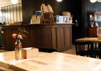 una mesa con un jarrón de flores en un mostrador en La Cisterna by DOT Suites, en Buenos Aires