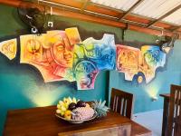 坦加拉Ceylan Breeze Beach Resort的墙上有一碗水果的桌子