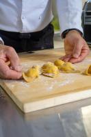 Un chef está preparando comida en una tabla de cortar. en Hub Hotel, en Gubbio