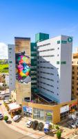 una ciudad con coches estacionados frente a los edificios en IT Itabira Hotel, en Itabira