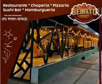 een bord voor een sushibar 's nachts bij Belo Hotel in Tomé-Açu