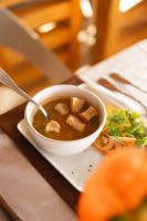 uma tigela de sopa num prato numa mesa em Boutique-Hôtel Culture Créole em Les Trois-Îlets