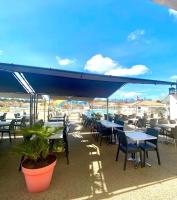 Restaurace v ubytování Très beau Mobil Home 40 m2 3Ch - Camping 4 étoiles Les Charmettes 370- proche FUN ZONE