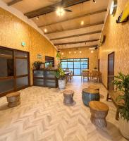 Habitación grande con mesas y taburetes en un edificio en ヒトシズク, en Otsu