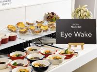 Un buffet de comida en un mostrador con un cartel de "ojo despierto" en KOKO HOTEL Yokohama Tsurumi, en Yokohama