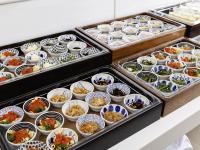 un bufé lleno de cuencos y platos de comida en KOKO HOTEL Yokohama Tsurumi, en Yokohama