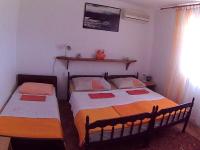 Postel nebo postele na pokoji v ubytování Apartments Ivana i Darko