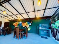 坦加拉Ceylan Breeze Beach Resort的有一张桌子和几把椅子的餐厅