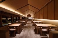 una fila di tavoli e sedie in un ristorante di 山人 Oga a Oga