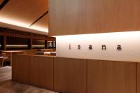 un atrio di un ufficio con un cartello che dice Islanda di 山人 Oga a Oga