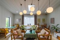 Una sala de estar con una mesa, sillas y luces. en Two Villas HOLIDAY - Oxygen Style Bangtao Beach, Phuket, en Bang Tao Beach