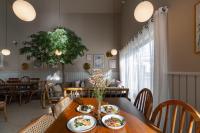 un comedor con una mesa con platos de comida. en Two Villas HOLIDAY - Oxygen Style Bangtao Beach, Phuket, en Bang Tao Beach