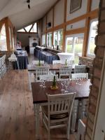 Das Gerhards في Wolfhagen: غرفة طعام مع طاولات خشبية وكراسي بيضاء