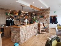 Das Gerhards في Wolfhagen: بار في غرفة مع جدار من الطوب