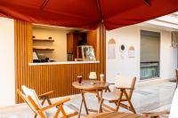 Los Suites في أنطاليا: غرفة طعام بها طاولة وكراسي