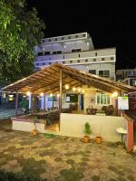 een restaurant met een paviljoen voor een gebouw bij Samudrasneha Resort in Nagaon