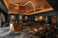 um restaurante com mesas e cadeiras e um lustre em Steigenberger Icon Wiltcher's em Bruxelas