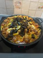 een pan gevuld met voedsel op een fornuis bij Le colibri bleu in Argeliers