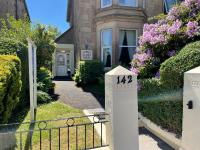 Una casa con una puerta con el número. en Glades House, en Glasgow