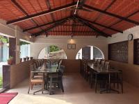 ein Speisesaal mit Tischen und Stühlen in einem Restaurant in der Unterkunft Samarth Krupa Beach Resort in Pālghar
