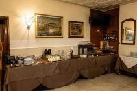 una mesa larga en una habitación con una mesa en Hotel Mariuccia, en Varese