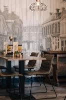 Un comedor con una mesa y sillas y una pared. en Logement The Black Tie, en Assen