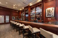 Hilton Naples في نيبلس: بار مع صف من الكراسي في الغرفة