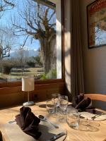 Una mesa con copas de vino encima y una ventana. en Au Sans Souci, en Saint-Paul-lès-Monestier