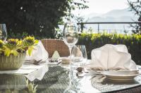 ザンクト・ヨーハン・イム・ポンガウにあるHotel AlpenSchlösslのワイングラスと皿付きのテーブル