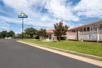 オーガスタにあるDays Inn by Wyndham Augusta Wheeler Roadの建物の前の道路標識