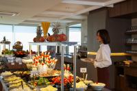 卡赫拉曼马什拉Continent Hotel Kahramanmaraş的站在食物自助餐前的妇女