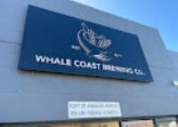 un letrero azul en el lateral de un edificio en Seaside Escape, en Pearly Beach