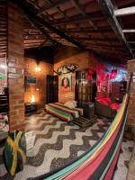 Habitación con sofá y cama. en Canoa Roots Hostel &amp; Camping, en Canoa Quebrada