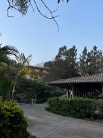 Un patio con un edificio y una palmera. en Rosa Estela, en Cieneguilla