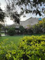 Una vista de un parque con una montaña al fondo. en Rosa Estela, en Cieneguilla