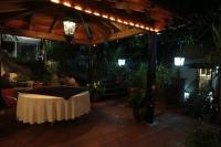 un patio con una mesa con luces. en Casa de la Loma, en Morelia