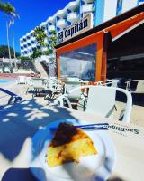 een stuk pizza op een bord op tafel bij Golf vila3 in San Miguel de Abona