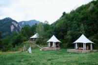 un grupo de cenadores en un campo con una montaña en 九寨沟阿布氇孜民宿-九寨沟景区免费接送 Jiuzhaigou Valley Abluzi B&amp;B-Free shuttle service to Jiuzhaigou Scenic Area, en Jiuzhaigou